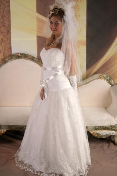 N006 Wedding Gowns With Underskirt