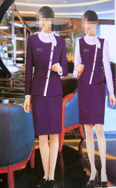 worker uniform in restaurant (работник равномерная в ресторане)
