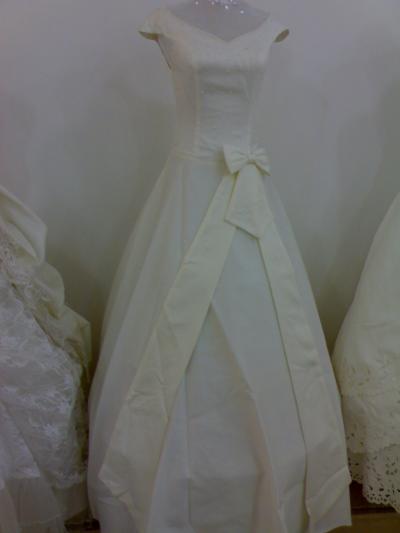 Good Quality And Wide Ranges Of Designs Of Bridal Gowns And Wedding / Evening Dr (Bonne qualité et larges plages des dessins et modèles de robes de mariée et W)