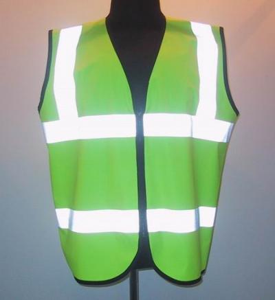 Safety Vest With High Visibility Stripes And Logos. (Gilet de sécurité avec grande visibilité des rayures et des logos.)