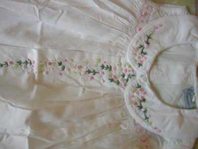 Kid Dress With Handmade Embroidery (Kid robe à la main Broderie)