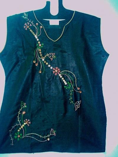100% Cotton Top With Handwork Of Thread And Metal Coins. (100% Cotton Top With Handwork Of Thread And Metal Coins.)