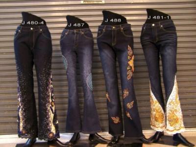 Embroided And Beaded High Fashion Jeans (Brodés et perlés High Fashion Jeans)