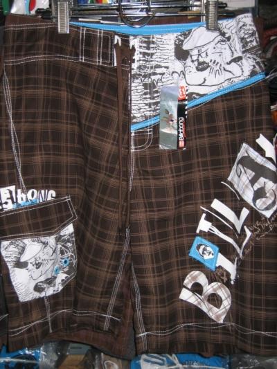 Men`s Beach Shorts-Many Brands And Styles (Men `s Beach Shorts-Beaucoup de marques et les styles)
