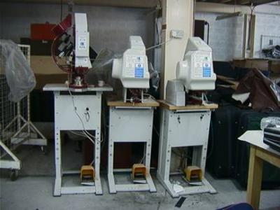 Eyeletting And Rivetting Machines With Crosslight And Washer (Oeillets Et Machines Rivetting Avec Crosslight et la rondelle)