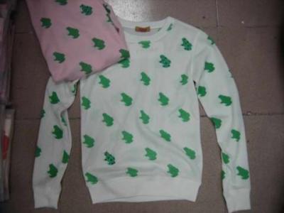 Gorgeous Top In White Detailed In Cute Little Green Frogs (Gorgeous Top In White Detaillierte In kleinen grünen Frösche)