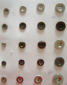 four-hole button (bouton à quatre trous)