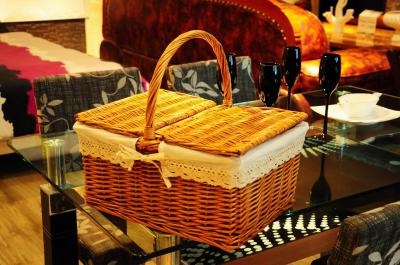 square wicker picnic basket with handle ()