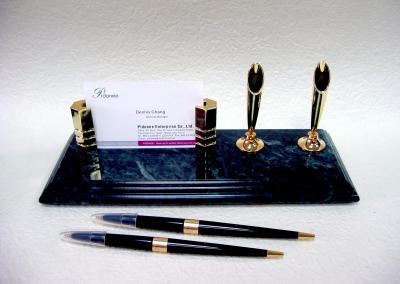 Business Card holder with pen stand desk set (Porte cartes d`affaires avec un bureau de porte-stylet fixé)