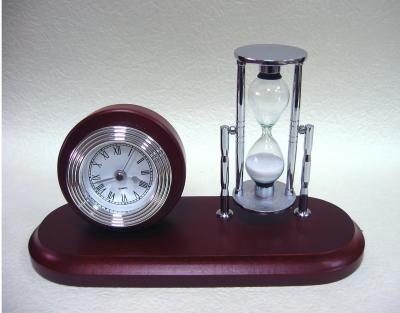 Solid wooden clock with sand timer desk set (Horloge en bois massif avec bureau sablier ensemble)