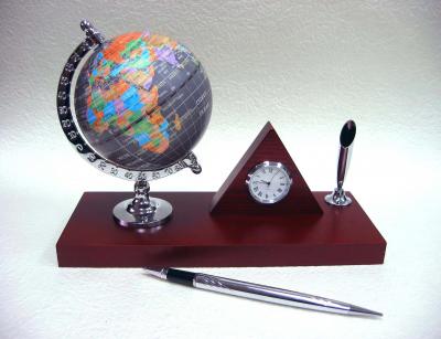 Globe with pyramid clock desk pen set