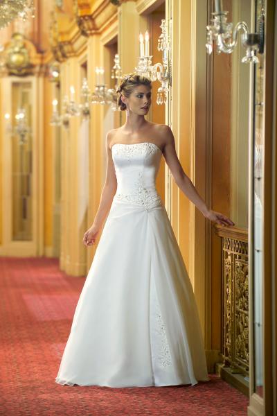 Informal dress; wedding dress; bridal gown